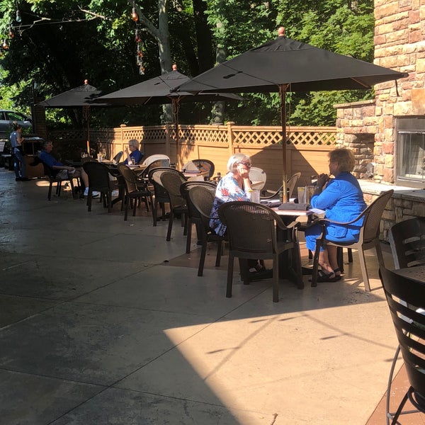 Houlihan's American Restaurant in Westlake