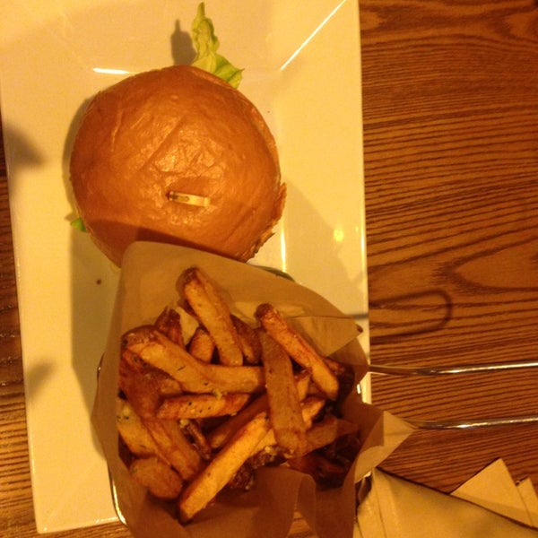 1/25/2013 tarihinde Meghan G.ziyaretçi tarafından Broadway Burger Bar &amp; Grill'de çekilen fotoğraf