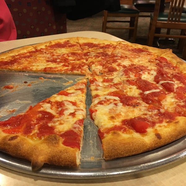 Photo prise au DeLorenzo&#39;s Pizza par Mark S. le12/9/2015