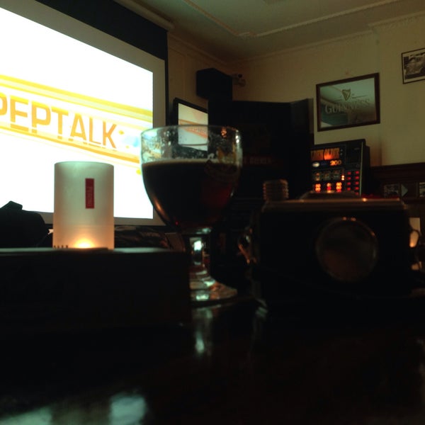 Кафе незаметно. Кафе незаметно. Кафе незаметно. Люди в кафе. Кафе незаметно.