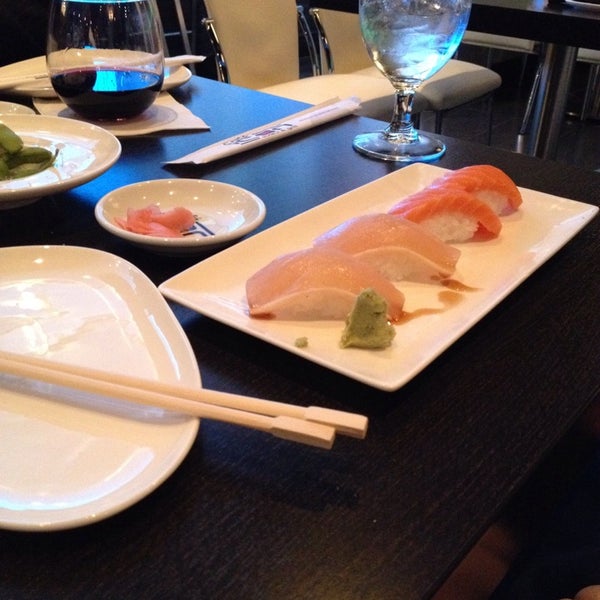 Снимок сделан в Cafe Icon-Sushi &amp; Grill пользователем Jennifer M. 1/4/2014