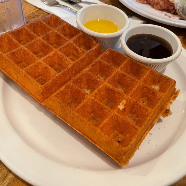 3/20/2022 tarihinde Romyn S.ziyaretçi tarafından More Than Waffles'de çekilen fotoğraf