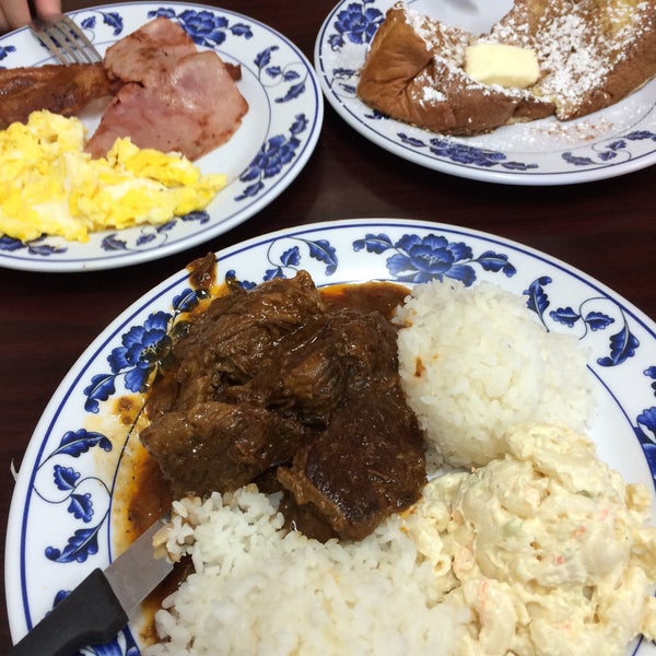 Photo prise au Rutts Hawaiian Cafe - Hawaiian Catering par Duke O. le2/16/2015