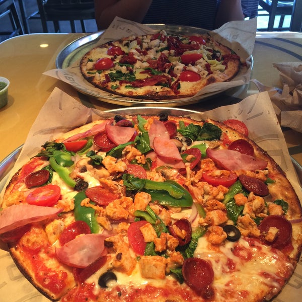 9/7/2015 tarihinde Duke O.ziyaretçi tarafından Pieology Pizzeria'de çekilen fotoğraf