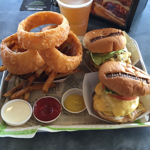 Foto diambil di BurgerFi oleh Moses pada 8/13/2016