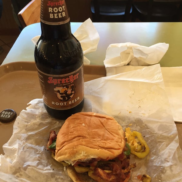 Das Foto wurde bei Krazy Jim&#39;s Blimpy Burger von Moses am 10/25/2015 aufgenommen