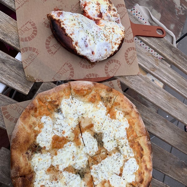 Photo prise au Tino&#39;s Artisan Pizza Co. par Jared K. le8/1/2021