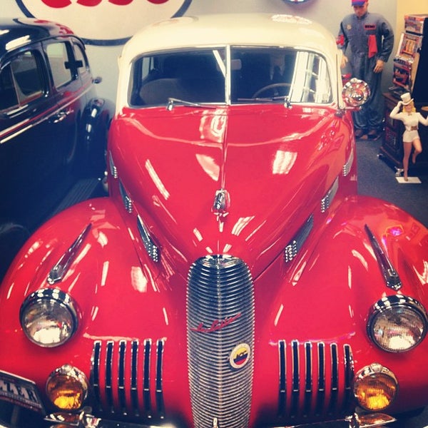 Снимок сделан в Miami&#39;s Auto Museum at the Dezer Collection пользователем Sandro Escobar 3/14/2013