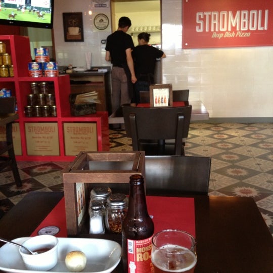 12/8/2012 tarihinde QueLlevar ..ziyaretçi tarafından Stromboli Deep Dish Pizza'de çekilen fotoğraf