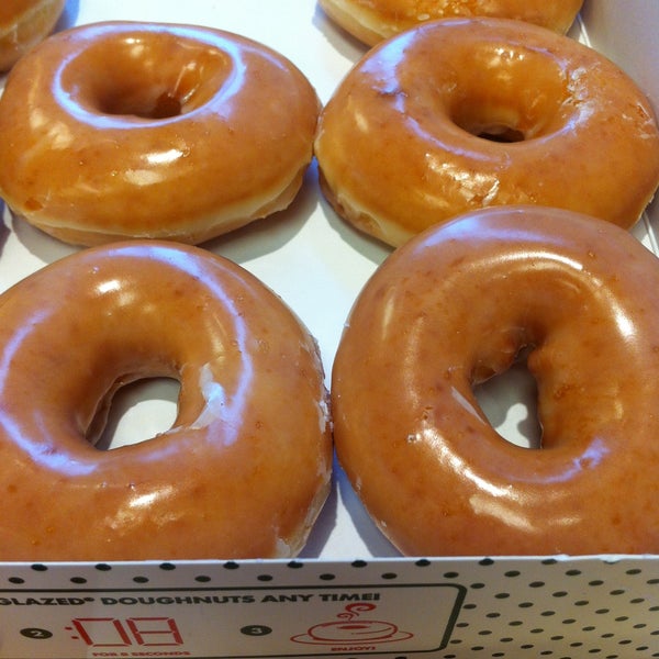 4/14/2013 tarihinde Shawn B.ziyaretçi tarafından Krispy Kreme'de çekilen fotoğraf