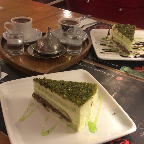 Foto diambil di Medcezir Cafe &amp; Restaurant oleh Sadık Y. pada 10/9/2020