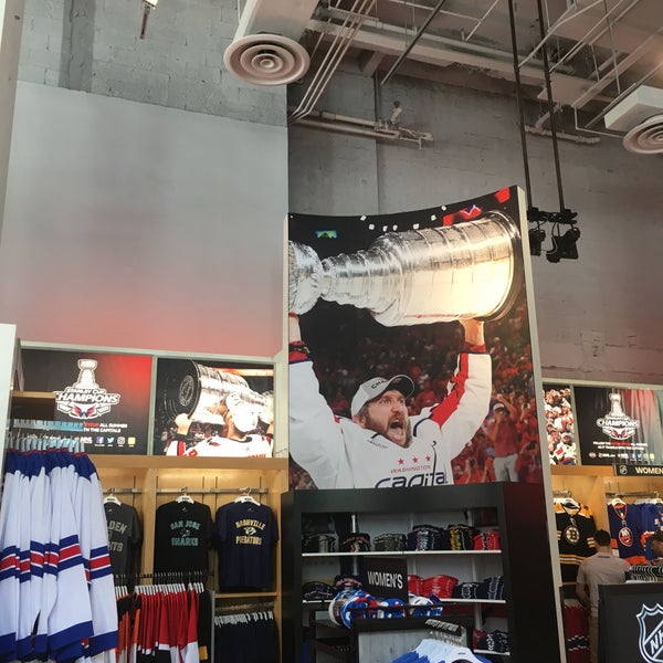 Foto scattata a NHL Store NYC da Justin B. il 7/20/2018
