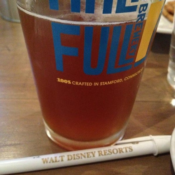 รูปภาพถ่ายที่ Half Full Brewery โดย Jen K. เมื่อ 6/20/2013