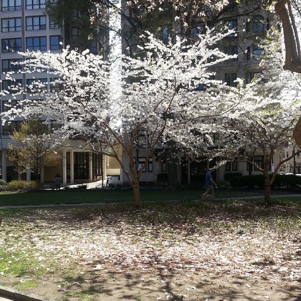 Foto diambil di AKA Rittenhouse Square oleh Crystal D. pada 4/20/2014