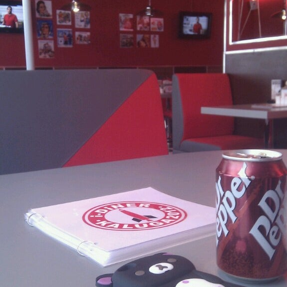 5/9/2013 tarihinde Agusha B.ziyaretçi tarafından Diner &amp; Burger Bar'de çekilen fotoğraf