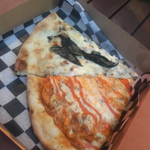 4/28/2018 tarihinde Mary T.ziyaretçi tarafından Wiseguy NY Pizza'de çekilen fotoğraf