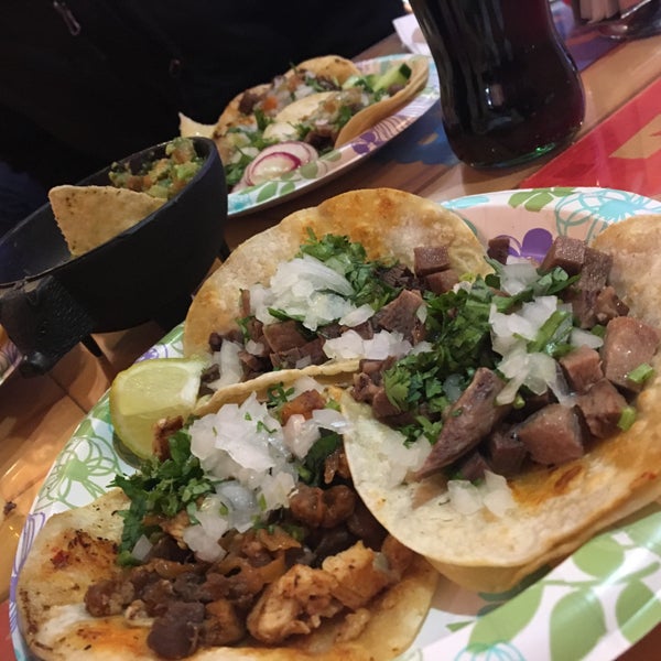 1/5/2017 tarihinde Mary T.ziyaretçi tarafından Tacos El Chilango'de çekilen fotoğraf