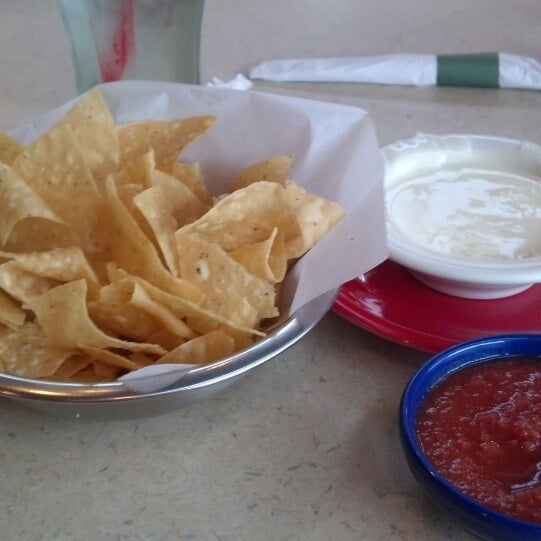 Foto diambil di La Parrilla Mexican Restaurant oleh Jeffrey F. pada 4/11/2013