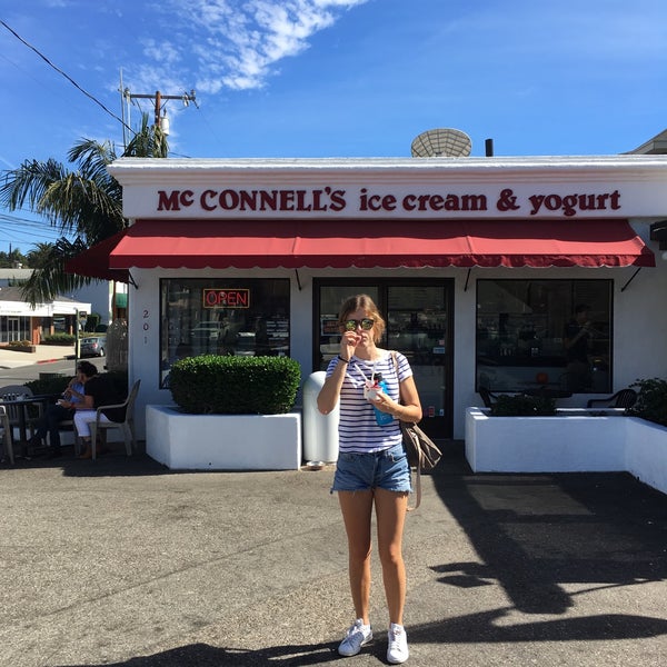 Снимок сделан в Mission Street Ice Cream and Yogurt - Featuring McConnell&#39;s Fine Ice Creams пользователем Ana Clare S. 10/9/2016