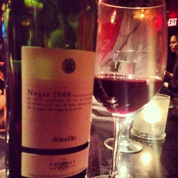 Foto tirada no(a) Veritas Wine Bar por Amy O. em 11/19/2013