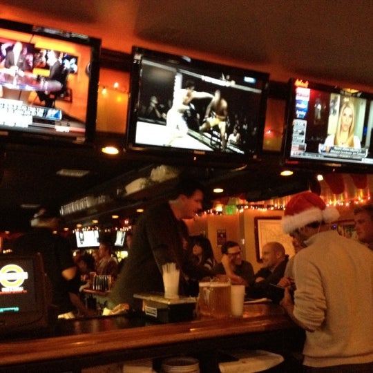 รูปภาพถ่ายที่ Underground Pub and Grill โดย Anthony K. เมื่อ 12/15/2012