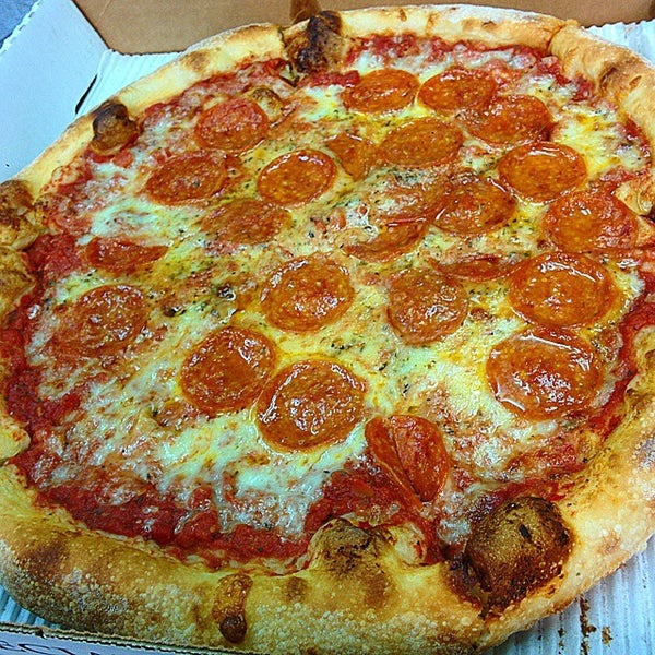 Foto tomada en MamaDellas N.Y. City Pizzeria  por J. B. el 10/10/2014