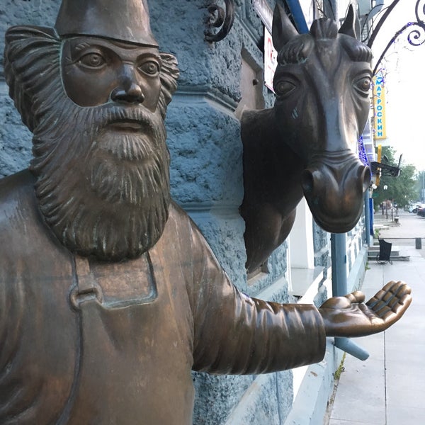 памятник друзья вайнера. скульптура друзья. памятник друзья в екатеринбурге. памятник «друг», г. статуя друга.