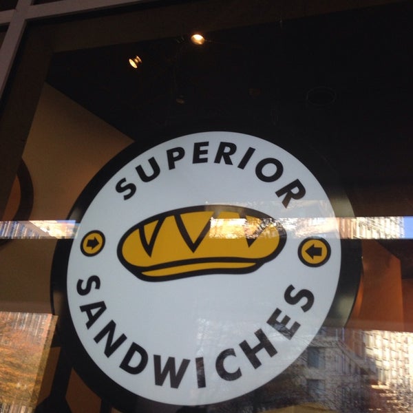 Foto tirada no(a) Which Wich Superior Sandwiches por Jim F. em 12/3/2013