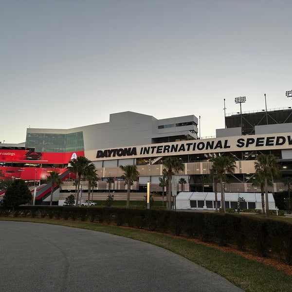 รูปภาพถ่ายที่ Daytona International Speedway โดย Charles W. เมื่อ 2/9/2023