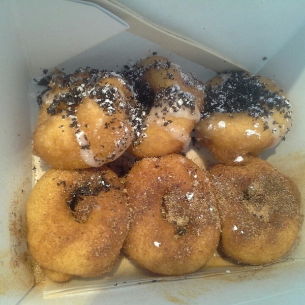 7/24/2014 tarihinde Tee R.ziyaretçi tarafından Carvin&#39;s Mini Donuts'de çekilen fotoğraf