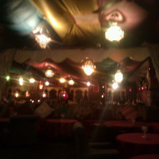 Foto scattata a Imperial Fez Mediterranean Restaurant And Lounge da Jay B. il 12/26/2012
