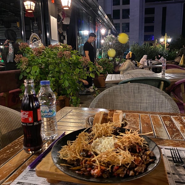 Das Foto wurde bei La Mess Cafe Restaurant von Mohammed. 🇸🇦 am 10/7/2022 aufgenommen