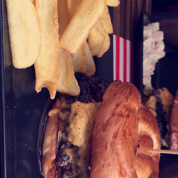 Photo prise au Lucky 7 Burgers &amp; More par Mohammed. 🇸🇦 le7/28/2018
