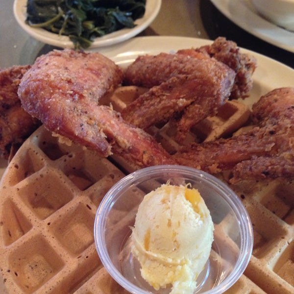5/5/2013 tarihinde Kait J.ziyaretçi tarafından Maxine&#39;s Chicken &amp; Waffles'de çekilen fotoğraf