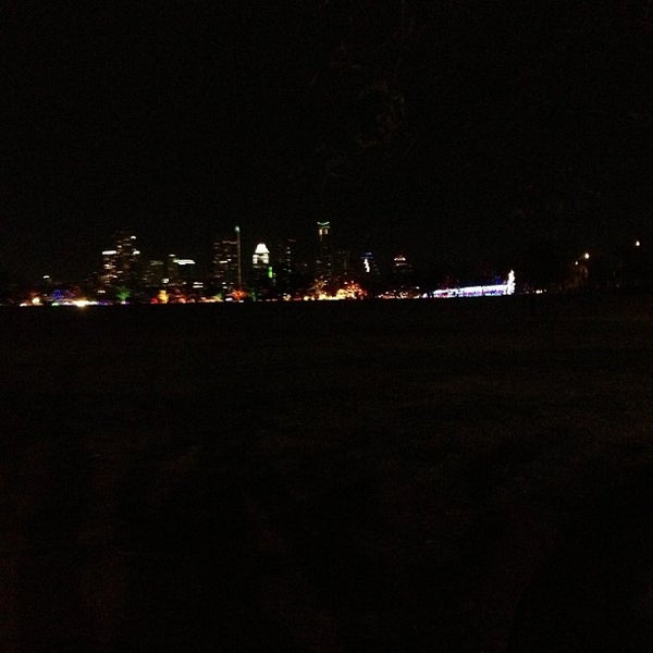 Foto tomada en Austin Trail of Lights  por David F. el 12/24/2012