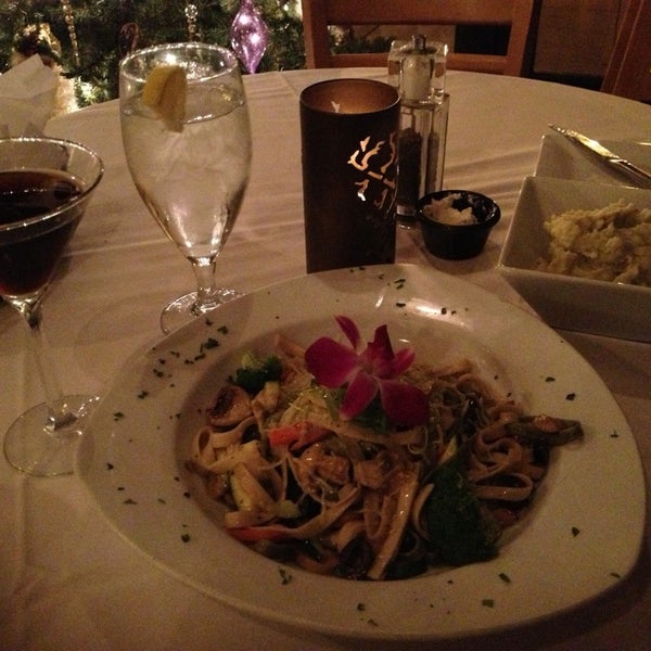 Foto scattata a Austyn&#39;s Restaurant &amp; Lounge da Oliver H. il 12/18/2012