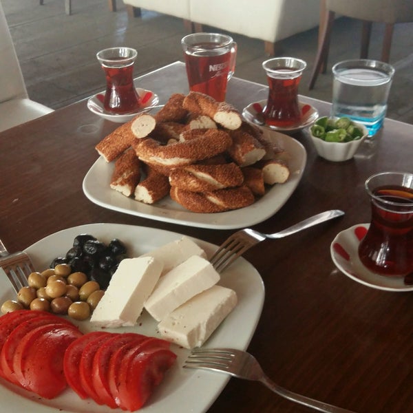รูปภาพถ่ายที่ Fırat Nargile Cafe โดย Doğan K. เมื่อ 7/27/2016