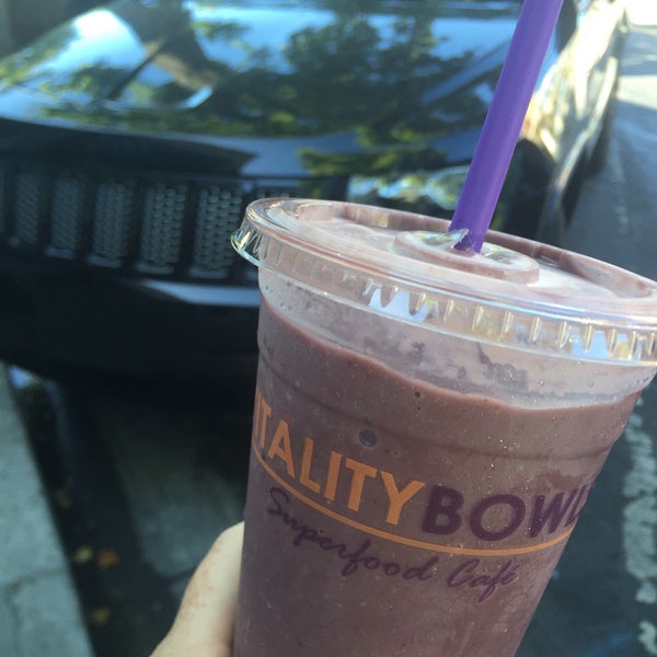 Photo taken at Vitality Bowls by Jessica L. on 6/29/2016