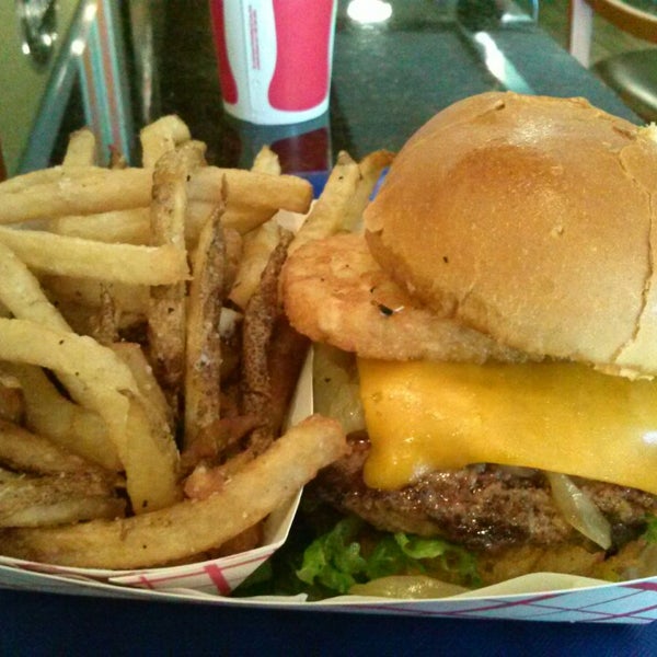รูปภาพถ่ายที่ Charm City Burger Company โดย Pedro M. เมื่อ 3/15/2013