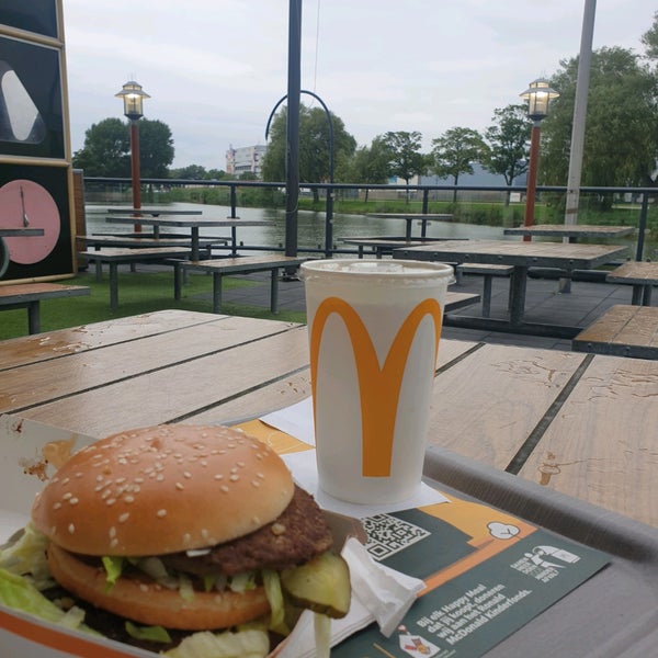 รูปภาพถ่ายที่ McDonald&#39;s โดย z- mht เมื่อ 8/19/2021