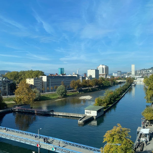 Foto tomada en Zurich Marriott Hotel  por Suvodeep D. el 10/15/2021