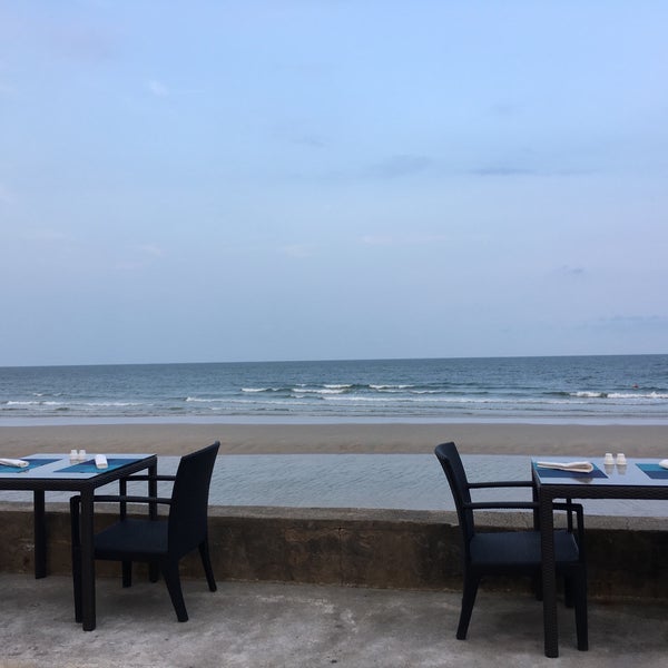 Photo taken at Shoreline Beach Club by Suvodeep D. on 3/28/2018