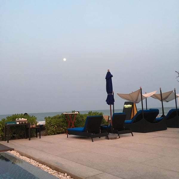 Photo taken at Shoreline Beach Club by Suvodeep D. on 3/31/2018
