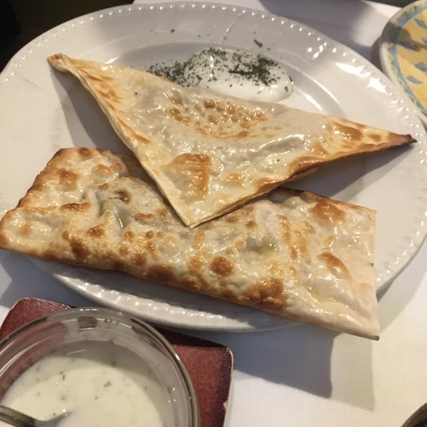 Das Foto wurde bei Helmand Restaurant von Jyoti S. am 2/15/2019 aufgenommen