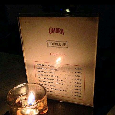 Photo prise au UMBRA Bar &amp; Lounge par Ari W. le9/16/2014
