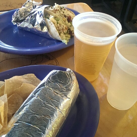 Photo prise au Burrito Boarder par Dustin D. le10/4/2014
