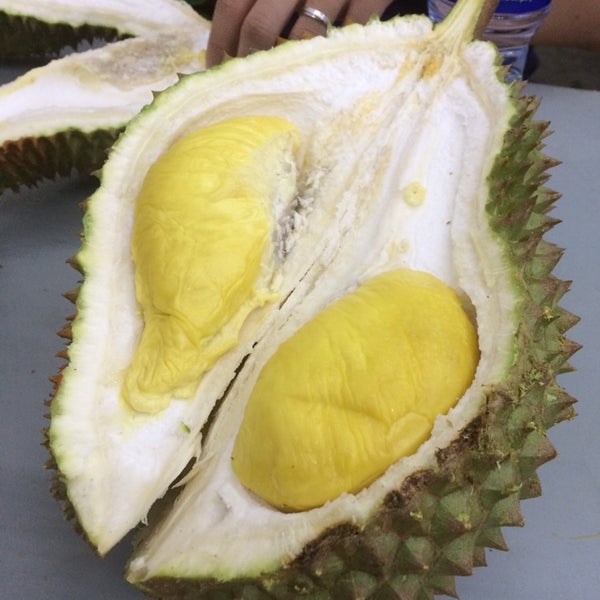 Photo taken at Leong Tee Fruit Trader (Durian) by Benny Z. on 6/21/2014