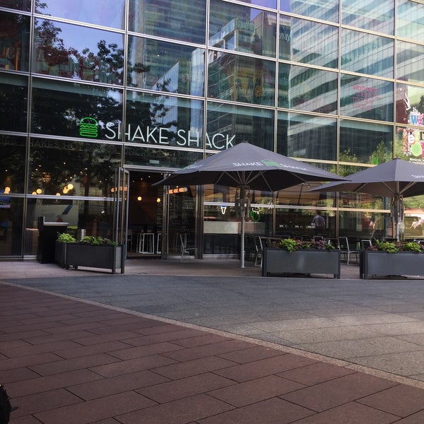 Photo taken at Shake Shack by alessandro o. on 7/5/2017
