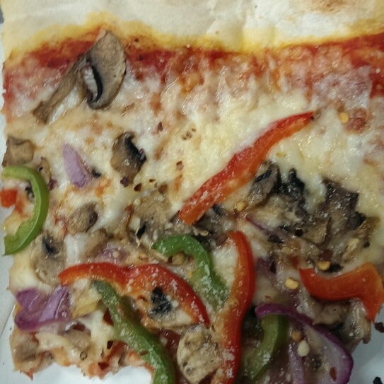 11/8/2013にRenee s.がSlices Pizzaで撮った写真