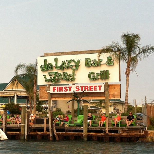Foto diambil di De Lazy Lizard Bar &amp; Grill oleh Debbie Grier H. pada 8/10/2014